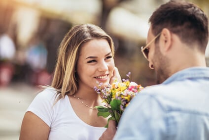 Mann schenkt seiner Frau Blumen
